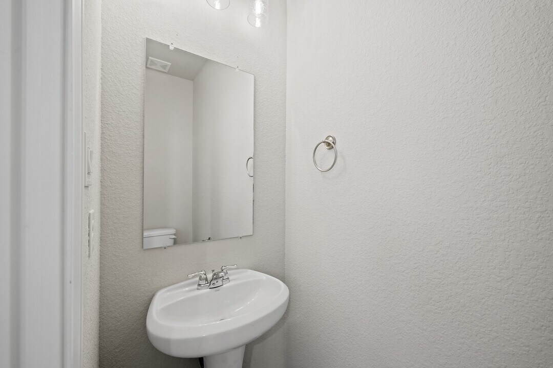 831 Red Oakland Dr in Houston, TX - Building Photo