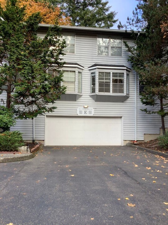 7601 Concord Ln NE in Bremerton, WA - Building Photo