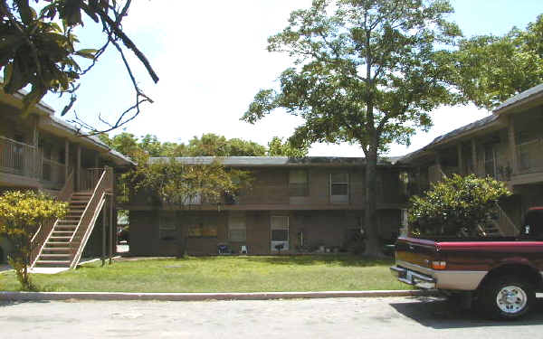 718 W Russell Pl in San Antonio, TX - Building Photo - Building Photo