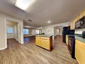 10495 McGirts Creek Dr in Jacksonville, FL - Foto de edificio - Building Photo