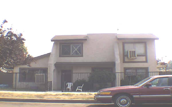 327 W Shamrock St in Rialto, CA - Building Photo