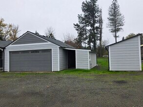 12765 Clow Corner Rd in Dallas, OR - Foto de edificio - Building Photo