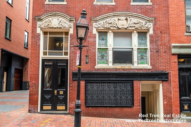 31 Temple St, Unit 1 in Boston, MA - Foto de edificio - Building Photo