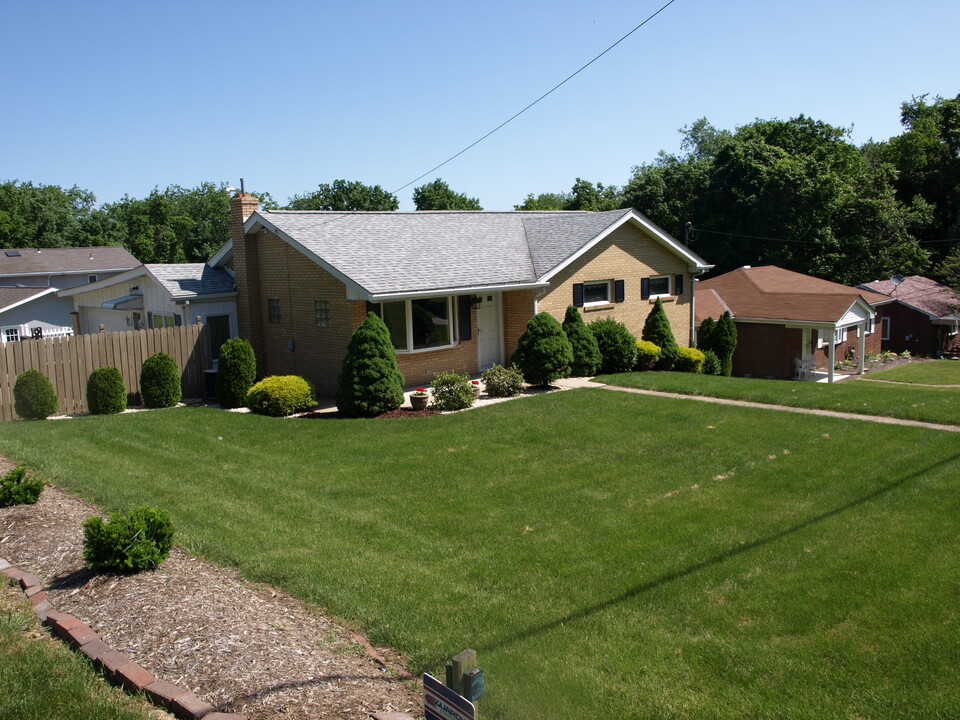 275 Lincoln Hall Rd in Elizabeth, PA - Building Photo