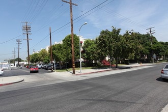 Sunset Gardens Courtyard in Canoga Park, CA - Building Photo - Building Photo