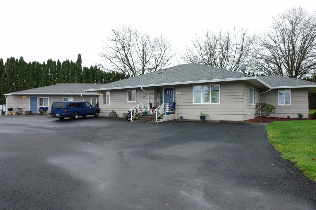 2202-2212 NE Fairgrounds Dr in McMinnville, OR - Building Photo