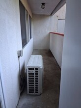 Tarzana Tennis Club Apartments in Tarzana, CA - Building Photo - Building Photo