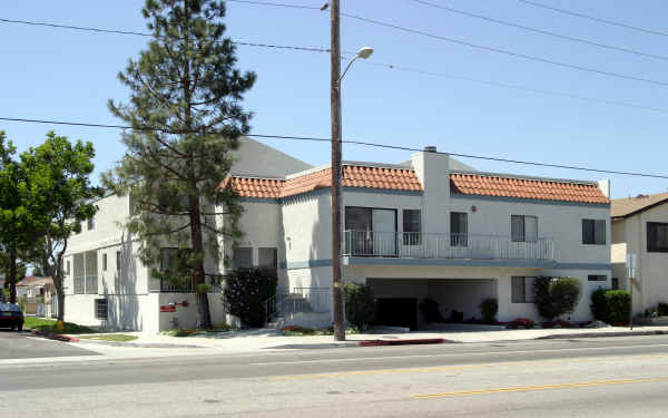 16129 Prairie Ave in Lawndale, CA - Foto de edificio