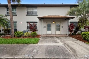 5126 St Charles Ln in Orlando, FL - Building Photo