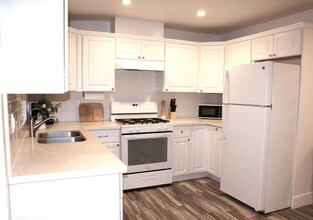 7065 Aura Ave in Los Angeles, CA - Building Photo - Building Photo