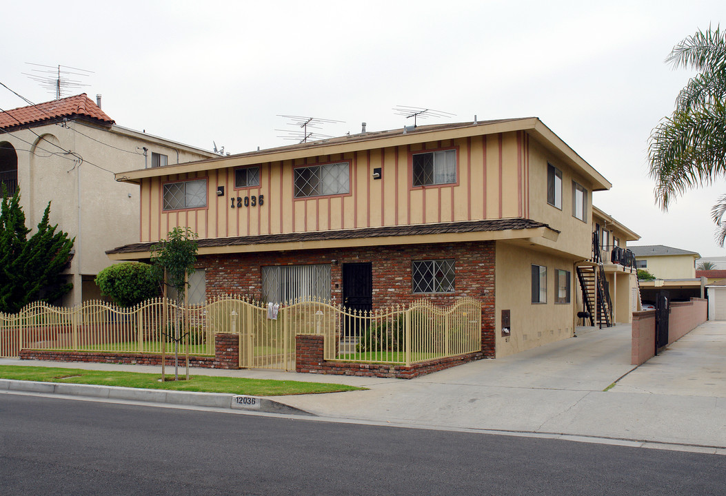 12036 Grevillea Ave in Hawthorne, CA - Foto de edificio