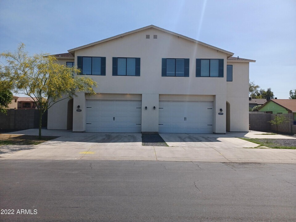16075 N 30th St in Phoenix, AZ - Foto de edificio