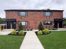 455 Sunrise Hwy in West Babylon, NY - Building Photo