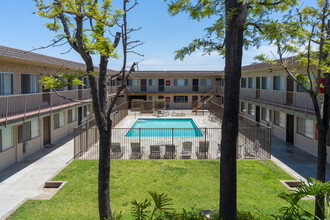 Villa Serena Apartments in Hawthorne, CA - Foto de edificio - Building Photo