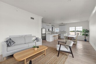 22 Sagamore Hill Dr in Port Washington, NY - Building Photo - Building Photo