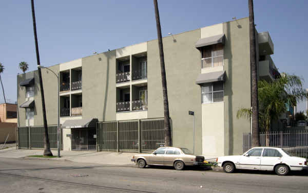 935 S Mariposa Ave in Los Angeles, CA - Foto de edificio - Building Photo