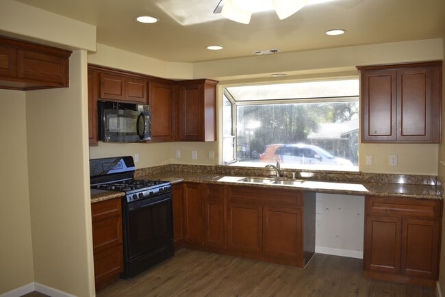 182 Hillcrest Dr in Auburn, CA - Building Photo - Building Photo