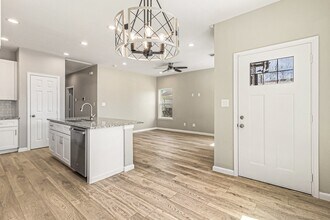 4645 Larkspur St in Houston, TX - Foto de edificio - Building Photo