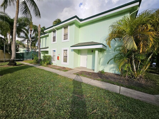 4092 N Pine Island Rd in Sunrise, FL - Building Photo - Building Photo