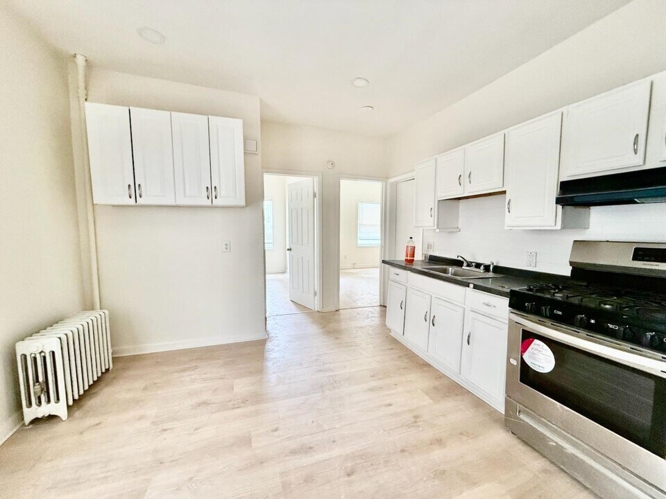 318 Danforth Ave in Jersey City, NJ - Building Photo