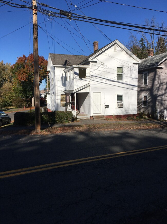 67 King St, Unit 2 in Westfield, MA - Foto de edificio - Building Photo