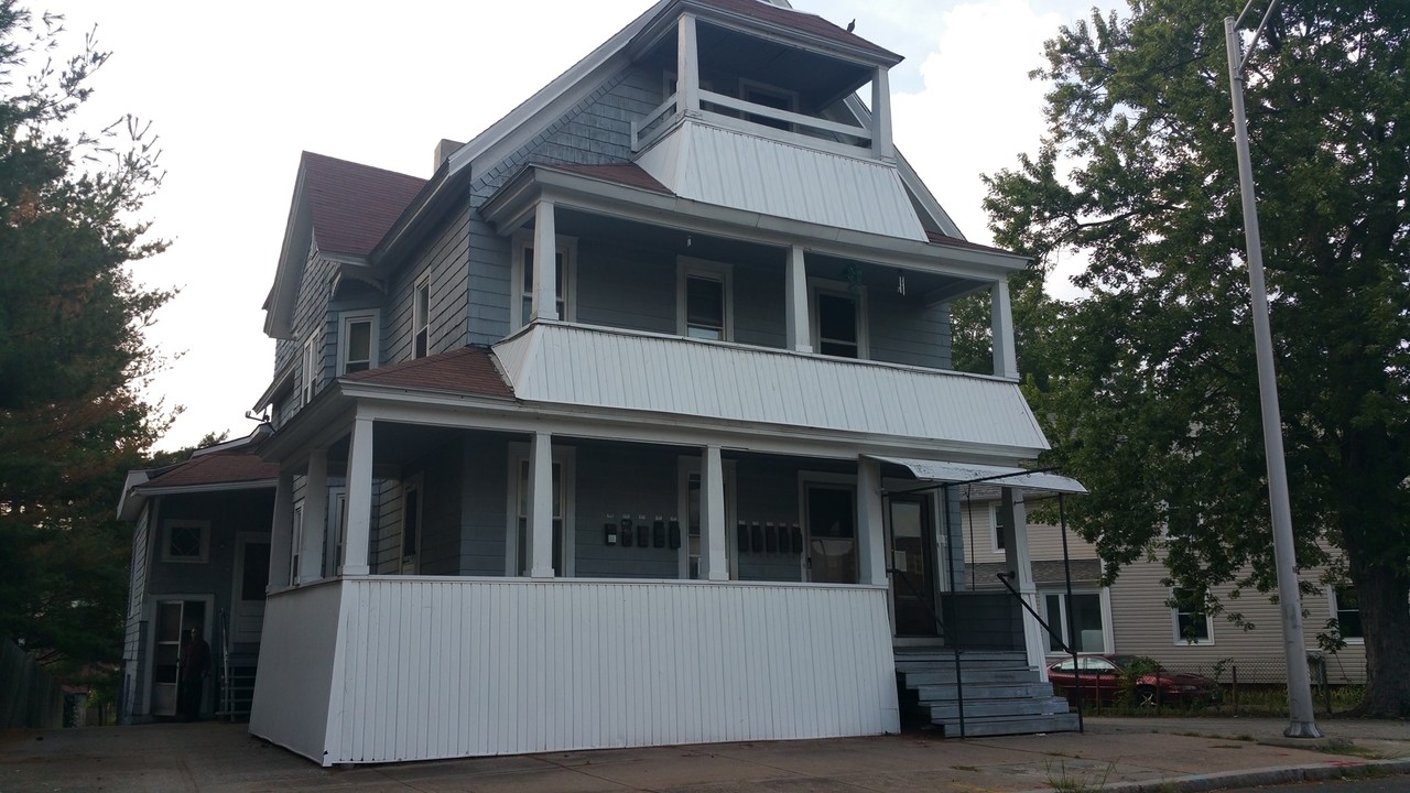 26 Belcher St in Chicopee, MA - Foto de edificio