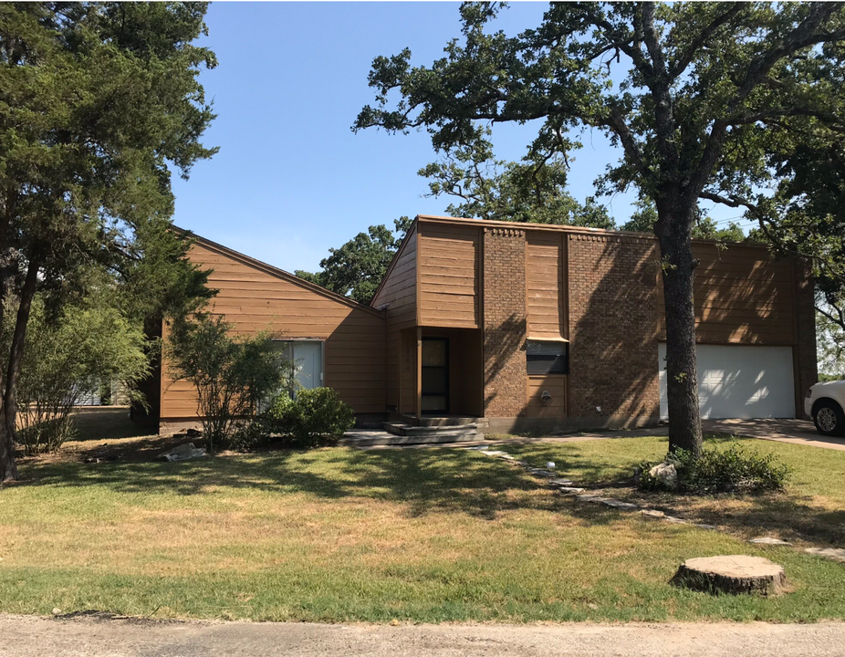 1900 Pinewood Dr in Bryan, TX - Building Photo