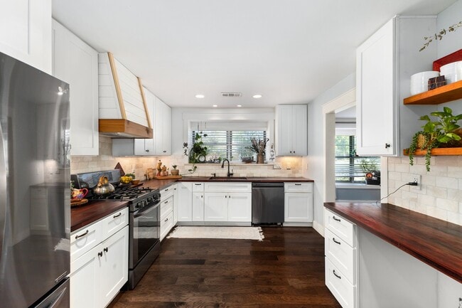 property at 2710 Colonial Dr