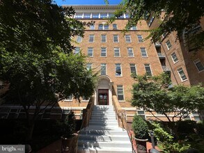 2425 L St NW in Washington, DC - Building Photo - Building Photo