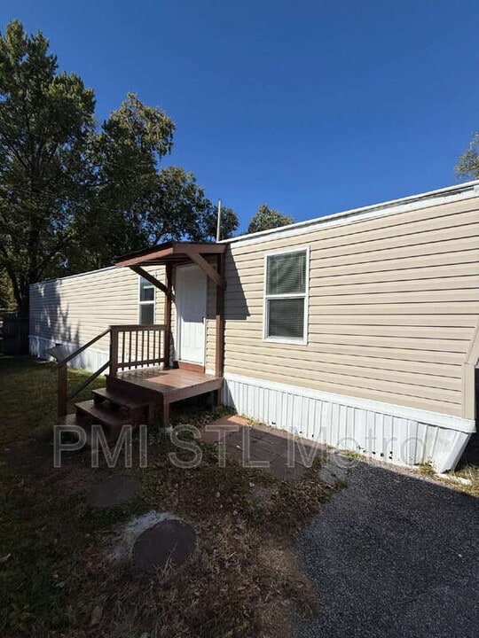 747 Cunningham Ave in St. Charles, MO - Building Photo