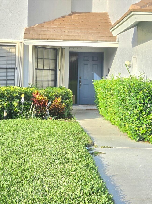 679 Edgewater Dr in Deerfield Beach, FL - Building Photo - Building Photo