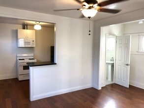 426 W Cereza Way in Long Beach, CA - Building Photo - Building Photo