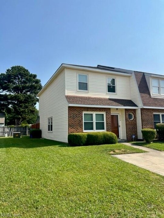 3344 Bangor Crescent in Chesapeake, VA - Building Photo