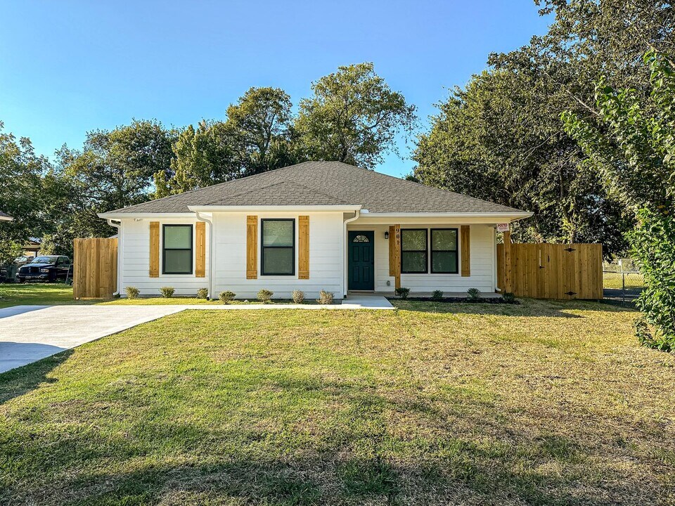 901 Holt Ave in Waco, TX - Building Photo