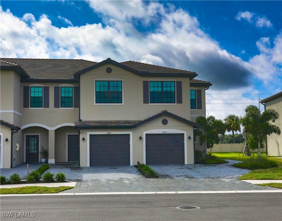 14285 Pine Lodge Ln in Ft. Myers, FL - Foto de edificio