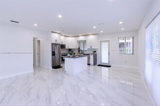 320 NE 172nd St in North Miami Beach, FL - Building Photo - Building Photo