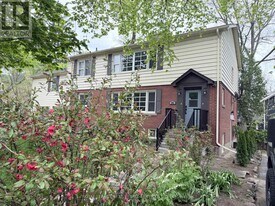 302 Maple Ave in Oakville, ON - Building Photo