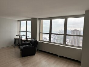 655 W Irving Park Rd, Unit Park Place, Tower in Chicago, IL - Foto de edificio - Building Photo