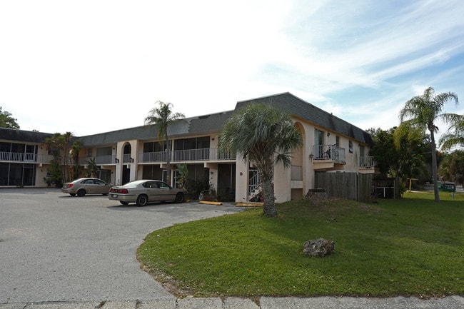 Westchester Apartments in Clearwater, FL - Building Photo - Building Photo