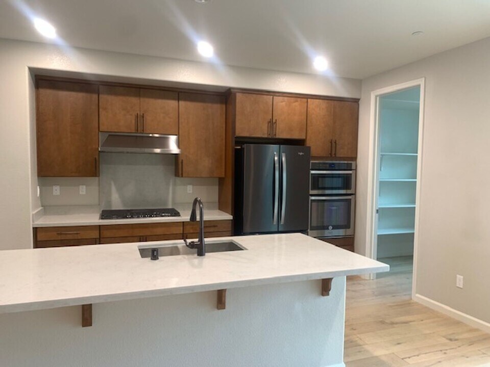 7065 Coombsville Lp in Dublin, CA - Building Photo