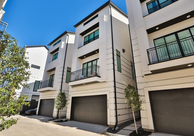 5704 Fairdale Ln in Houston, TX - Building Photo - Building Photo