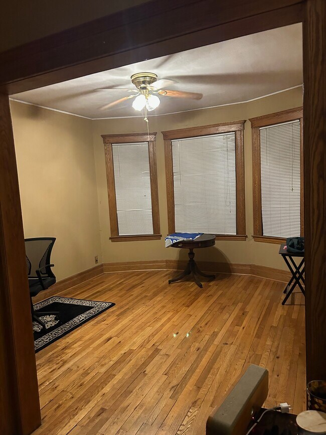 1075 Lakepointe St, Unit 1075 in Grosse Pointe Park, MI - Foto de edificio - Building Photo