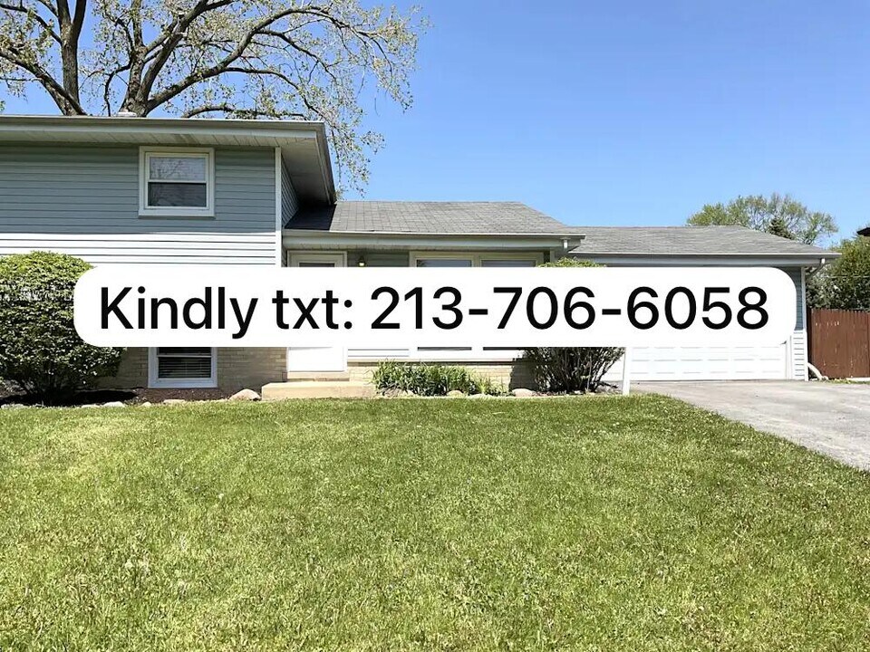 236 W Lake Park Dr in Addison, IL - Building Photo