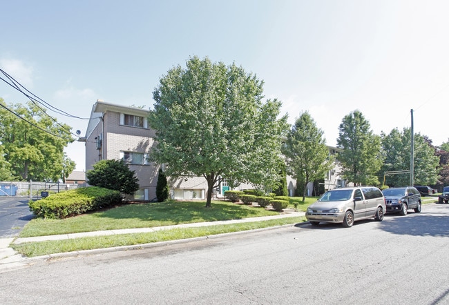 Pine Apartments in Pontiac, MI - Foto de edificio - Building Photo