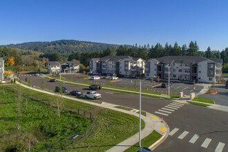 Crestview Crossing Apartments in Newberg, OR - Building Photo - Building Photo