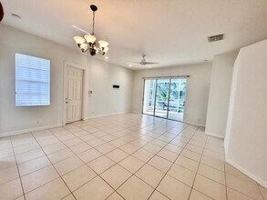 527 Commons Dr in Palm Beach Gardens, FL - Building Photo - Building Photo