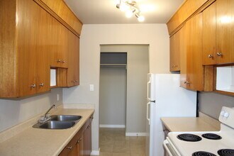 Jazz Manor in Edmonton, AB - Building Photo - Building Photo