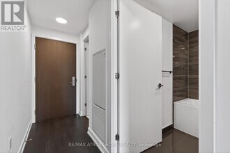 39 Roehampton Ave in Toronto, ON - Building Photo - Building Photo