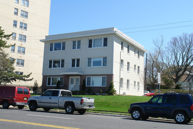 522 Deal Lake Dr in Asbury Park, NJ - Foto de edificio - Building Photo