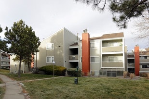 Grove at City Center in Aurora, CO - Building Photo